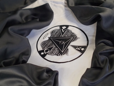 Vandal Eye Pyramid T-Shirt – handgefertigt mit symbolischem Design