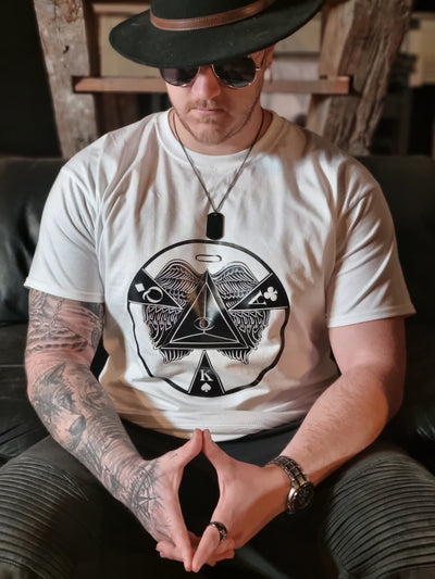 Vandal Eye Pyramid T-Shirt – handgefertigt mit symbolischem Design